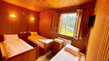 Habitación triple superior | Wifi gratis y ropa de cama