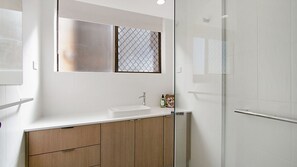 Shower, towels - Point View Lodge 2 - Ground Floor Beachfront Bilinga - Linen Provided (Bilinga)