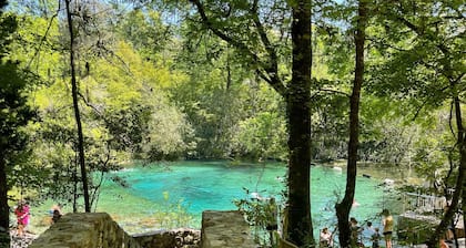 Cave Divers Spring Escape, Sleeps 8+, Relaxing Patio, Fire Pit, Spacious Kitchen