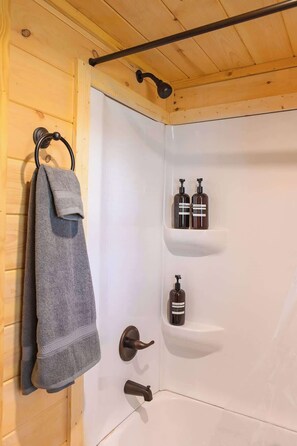Chuveiro, secador de cabelo, shampoo 