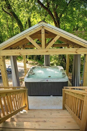 Outdoor spa tub - Meg Cabin | Tiny Rustic Comfort on Lookout Mtn. (Chattanooga)