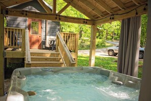 Terrace/patio - Meg Cabin | Tiny Rustic Comfort on Lookout Mtn. (Chattanooga)