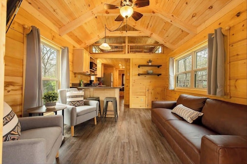 Meg's garden-side cabin with private hot tub, firepit