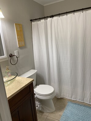 Duschwanne, Haartrockner, Handtücher, Seife