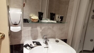 Bañera con ducha, cabezal de ducha con hidromasaje, secador de pelo