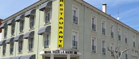 A building with a sign reading "RESTAURANTE" and "HOTEL POZO LA NIEVE".