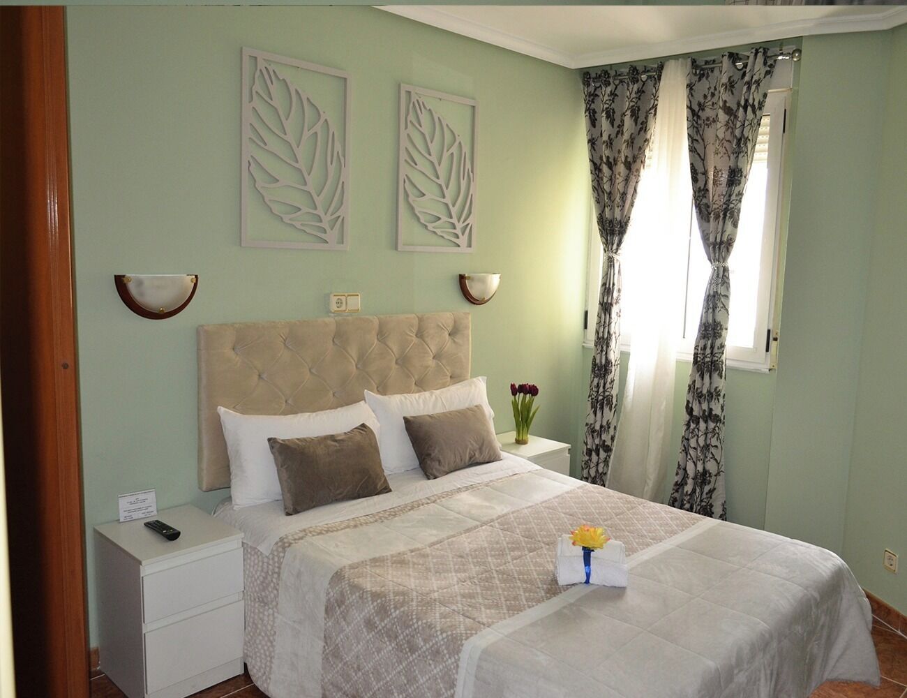 Copriletto in piuma, una scrivania, postazione laptop, Wi-Fi gratuito