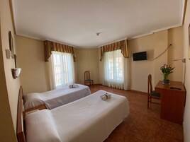 Comfort Quadruple Room | Down comforters, desk, laptop workspace, free WiFi