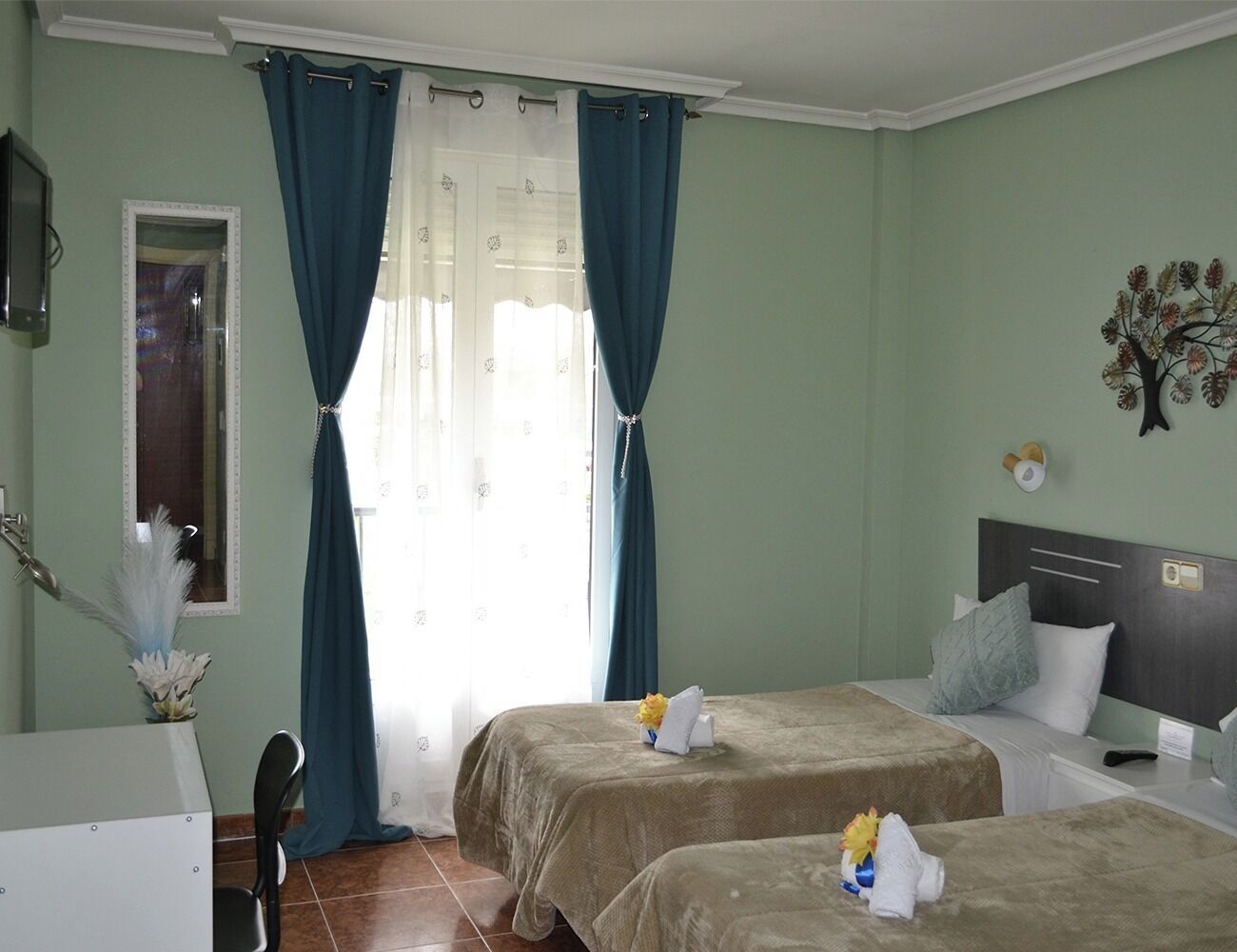 Copriletto in piuma, una scrivania, postazione laptop, Wi-Fi gratuito