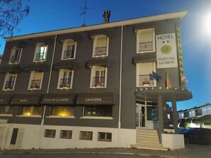 Voorkant accommodatie - avond/nacht