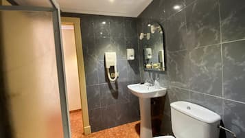 Quarto quádruplo conforto | Banheiro | Chuveiro/banheira combinados, ducha de hidromassagem, secador de cabelo