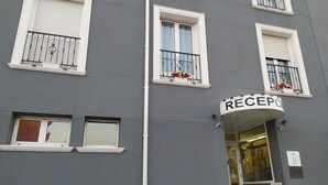 A building with a reception area, multiple windows with white frames, and a sign that reads 'RECEPTION'. - El pozo de la Nieve (Tordesillas)