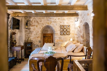 Tabla de planchar con plancha, wifi gratis y ropa de cama