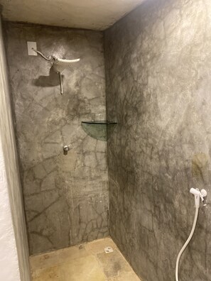 Dusj, hårføner, håndklær og såpe