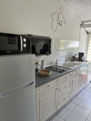 Mikrobølgeovn, kaffetrakter/tekoker og kjøkkenutstyr