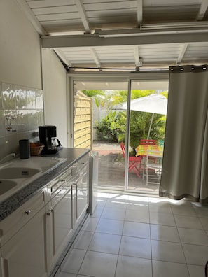 Mikrobølgeovn, kaffetrakter/tekoker og kjøkkenutstyr