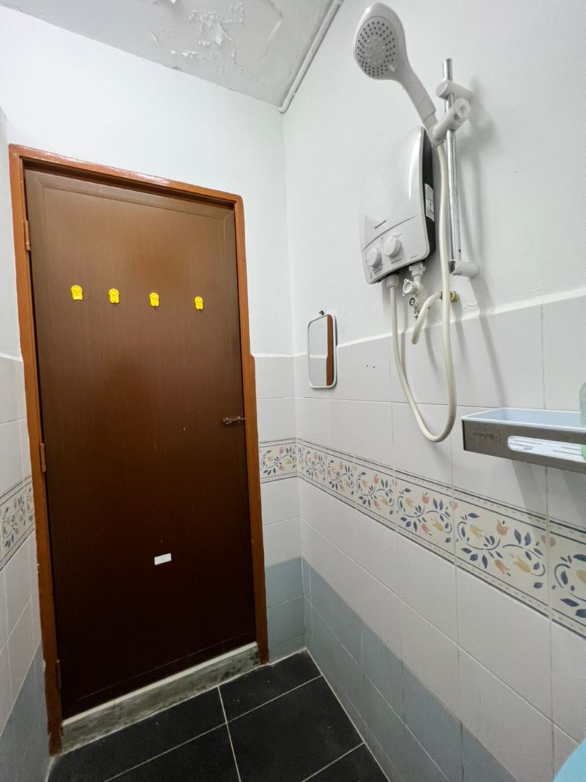 Pancuran mandi, tuala disediakan 