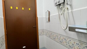 Une salle de bain avec une douche, des toilettes et un lavabo.