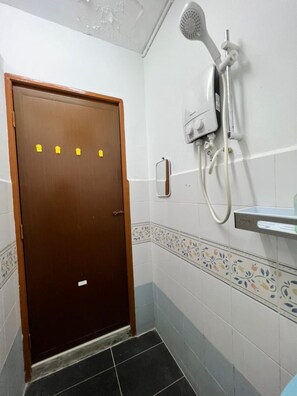 Shower, towels - OYO Homes 90522 Alma Sweet Home (Bukit Mertajam)