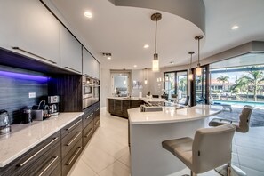 Réfrigérateur, four à micro-ondes, un four, surface de cuisson