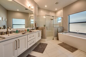 Badewanne, Haartrockner, Handtücher, Seife
