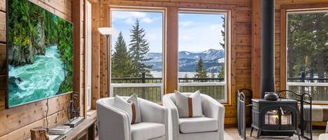 Smart TV, futbolito, mesa de ping pong, libros