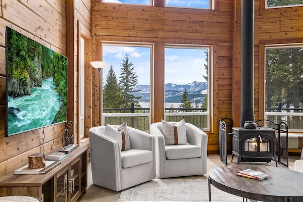 Televisor intel·ligent, futbolí, taula de tennis de taula i llibres