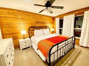 6 bedrooms, desk, iron/ironing board, free WiFi - Red Fox Lodge - Gorgeous Views of Lake Cle Elum - Hot Tub - Game Room (Ronald)