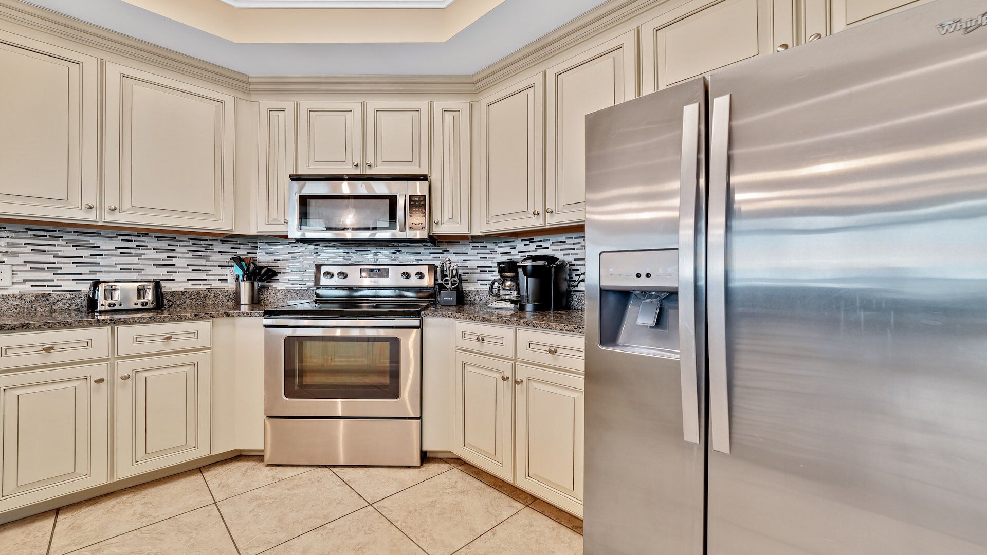 Jääkaappi, mikroaaltouuni, uuni, liesi