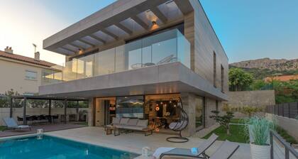 Stylish Villa Besca with heated infinity pool