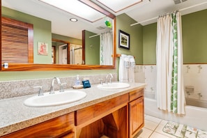 Bathtub, hair dryer, towels - Summer Deal Kona Coast Vacation Condo with Ocean Views and Pool (Kailua - Kona)