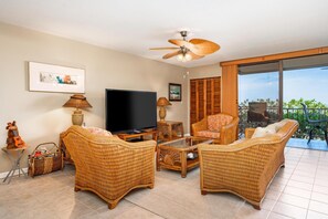 Smart TV, DVD player, books, stereo - Summer Deal Kona Coast Vacation Condo with Ocean Views and Pool (Kailua - Kona)