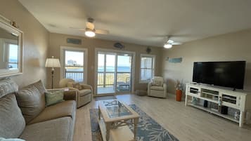 Condo, 1 phòng ngủ | Khu phòng khách | TV