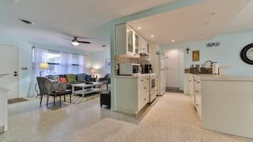 House, 3 Bedrooms | Private kitchen