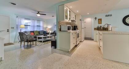 Amazing Pet Friendly 3 Bed House - Heated Pool 3 Bedroom Home by RedAwning