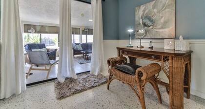 Amazing Pet Friendly 3 Bed House - Heated Pool 3 Bedroom Home by RedAwning