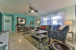 Living room - Amazing Pet Friendly 3 Bed House - Heated Pool 3 Bedroom Home by RedAwning (Ormond Beach)