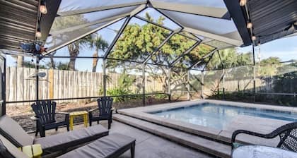 Amazing Pet Friendly 3 Bed House - Heated Pool 3 Bedroom Home by RedAwning