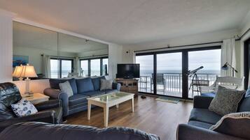 Condo, 2 quartos | Área de estar | TV, DVD player