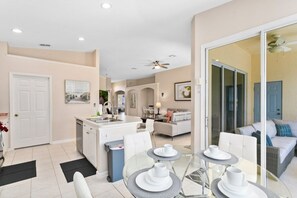 Villa - 4 sovrum | 4 sovrum, skrivbord, strykjärn/strykbräda och resesäng