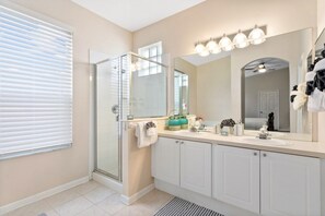 Villa, 4 habitaciones | Baño | Secadora de cabello y toallas 