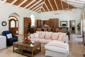 Smart-TV, bøker og stereoanlegg