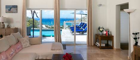 Smart-TV, Bücher, Stereoanlage