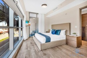 2 habitaciones, escritorio y tabla de planchar con plancha 