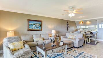 Condo, 2 Bedrooms | Ruang tamu | TV