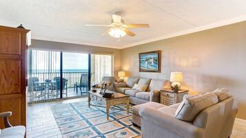 Condo, 2 Bedrooms | Ruang tamu | TV