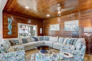 Casa, 5 habitaciones | Zona de estar | Una televisión