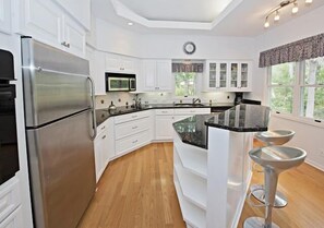 Casa, varias camas, cocina, vista a la alberca | Cocina privada | Refrigerador, microondas, horno y parrilla de estufa 