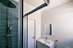 Bathtub, hair dryer, towels