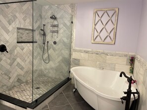 Ferienhaus, Mehrere Betten, Poolzugang, Poolblick (1 Harleston Green) | Badezimmer | Handtücher